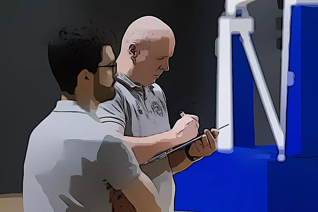 Trener prowadzący zajęcia koszykówki dla dzieci